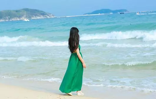 小姑子剛結婚3天就哭著回來鬧離婚,進門一看到我炒的菜她就砸了