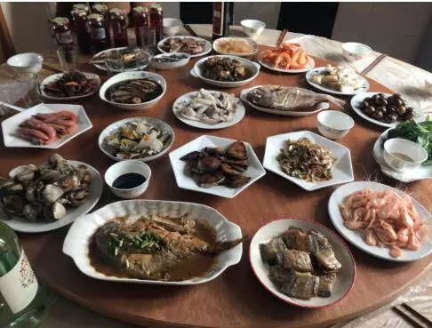 小姑子剛結婚3天就哭著回來鬧離婚,進門一看到我炒的菜她就砸了