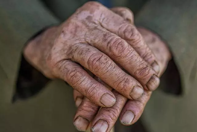 父親分家產,大哥二哥各得一萬,父親臨終請求:給我照張相