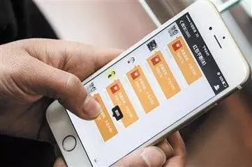 可悲 男子微信搶一晚贏38萬玩上癮,4個月輸掉30萬,花光所有積蓄
