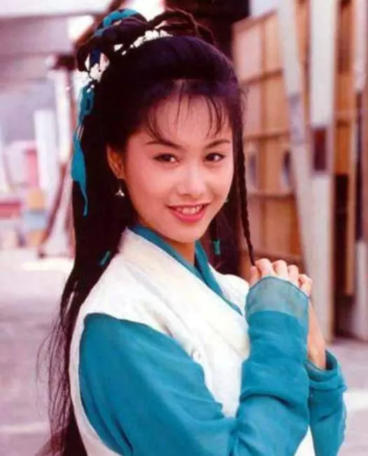 46歲朱茵全家近照,黃貫中寵了她20年,小女兒實在太可愛了啊