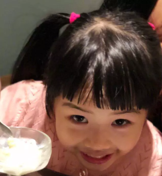 46歲朱茵全家近照,黃貫中寵了她20年,小女兒實在太可愛了啊