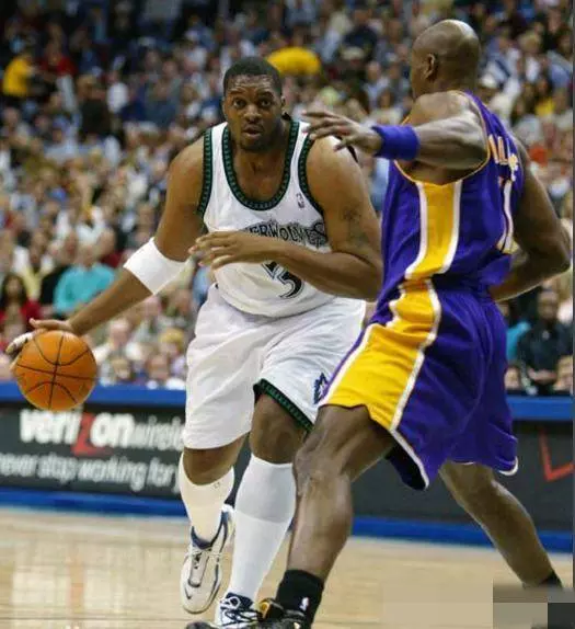 他是NBA史上最胖球員身高2米06卻摸不到籃筐,還被巴克利嘲諷