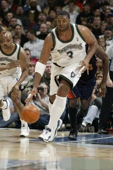 他是NBA史上最胖球員身高2米06卻摸不到籃筐,還被巴克利嘲諷