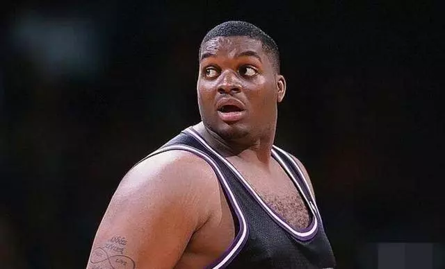他是NBA史上最胖球員身高2米06卻摸不到籃筐,還被巴克利嘲諷