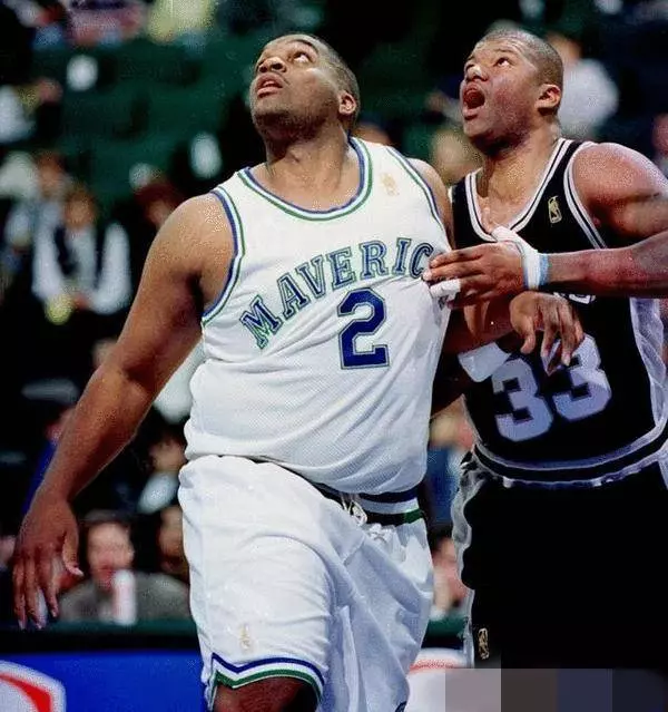 他是NBA史上最胖球員身高2米06卻摸不到籃筐,還被巴克利嘲諷