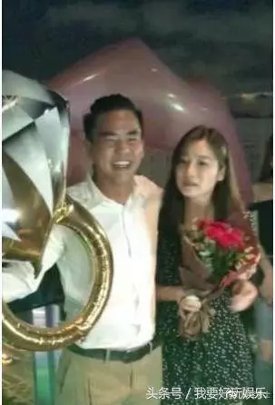 柯有倫求婚成功,女友非常漂亮,可能已懷孕,而柯有倫卻發福明顯~