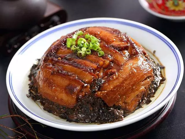 梅菜扣肉這麼做最好吃,一點都不肥膩,又香又好吃,吃過的人都讚不絕口