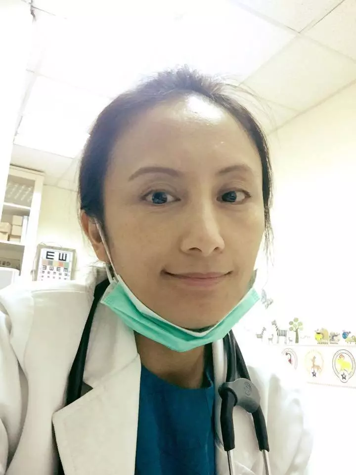 獨居嬤糞便沾滿身 護理師無怨幫清洗網感動讚:無私大愛