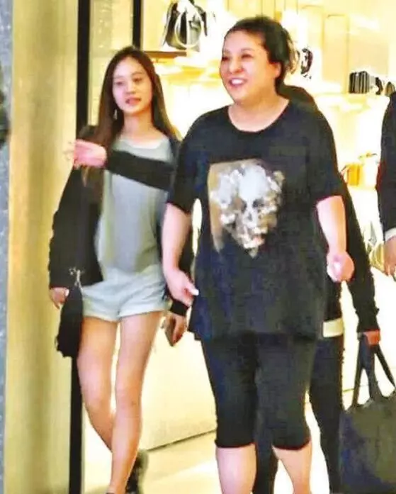 李連傑曝兩女兒近照,身材高挑,比媽媽利智還美