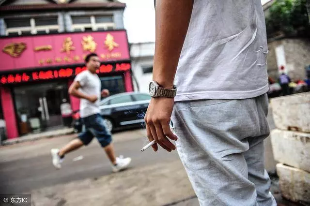 後媽狠揍他,把他趕出家門,讓他永別回來,15年後他卻拿30萬報恩