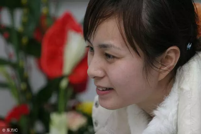 後媽狠揍他,把他趕出家門,讓他永別回來,15年後他卻拿30萬報恩