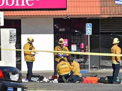 [ 美國 ] 洛杉磯大批警察圍捕 嫌犯撞車躲超市疑挾持人質