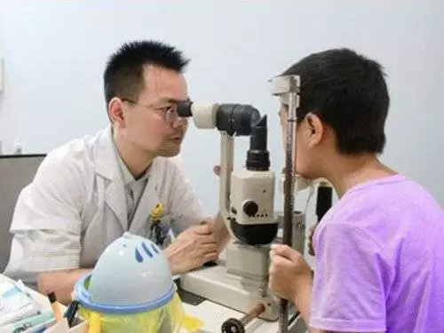 [ 中國 ] 乾燥劑粉末飛入眼睛 男童眼球灼傷險失明