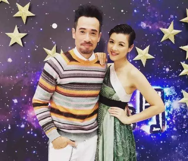 陳豪終於解放了,妻子帶3娃出國探親,小女兒呆萌可愛有明星相