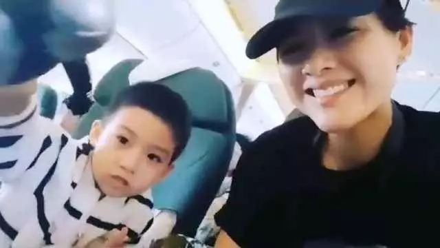 陳豪終於解放了,妻子帶3娃出國探親,小女兒呆萌可愛有明星相