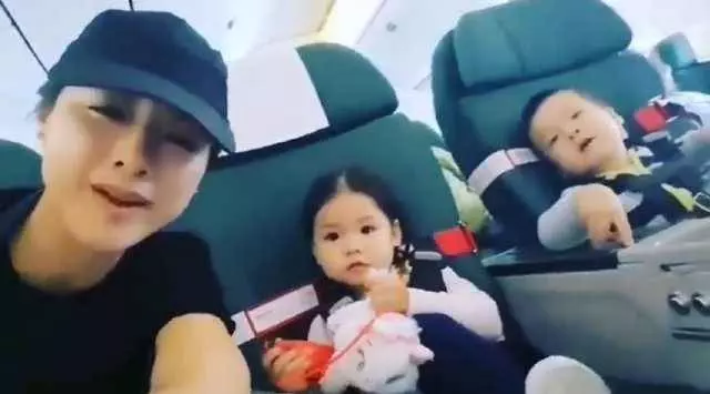 陳豪終於解放了,妻子帶3娃出國探親,小女兒呆萌可愛有明星相
