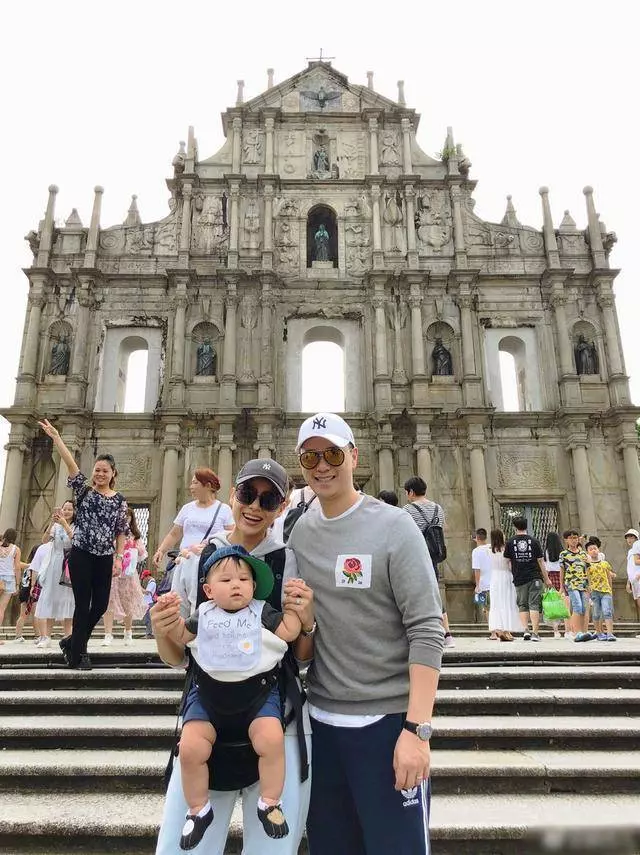 胡杏兒曬澳門旅行照,並吐槽兒子太重,自己的腰都快斷了