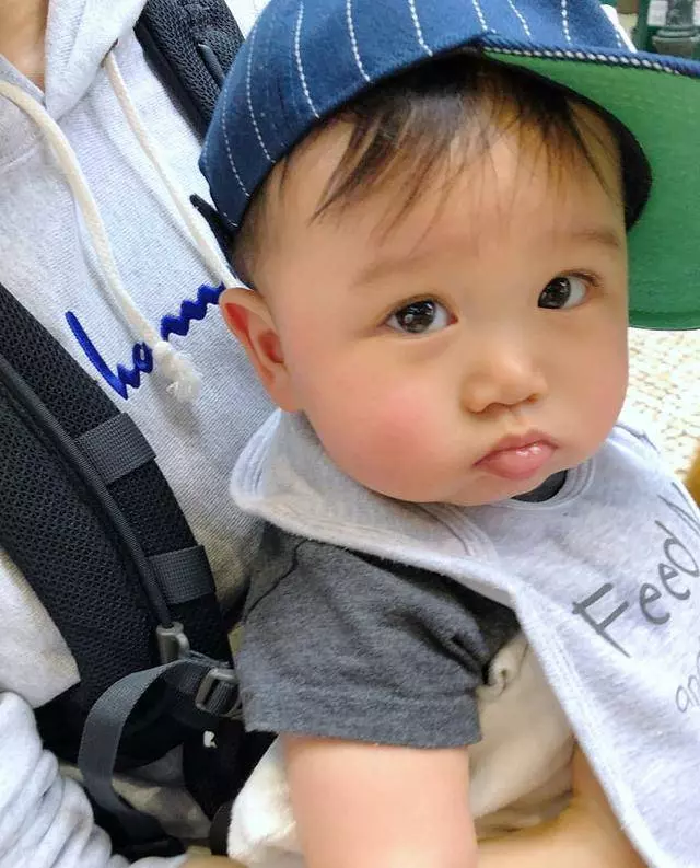 胡杏兒曬澳門旅行照,並吐槽兒子太重,自己的腰都快斷了