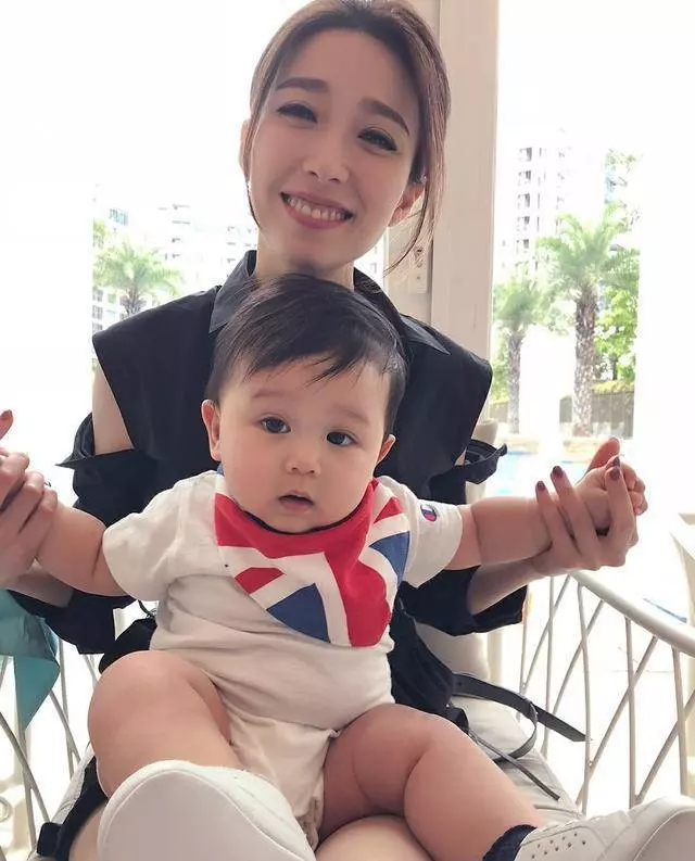 胡杏兒曬澳門旅行照,並吐槽兒子太重,自己的腰都快斷了