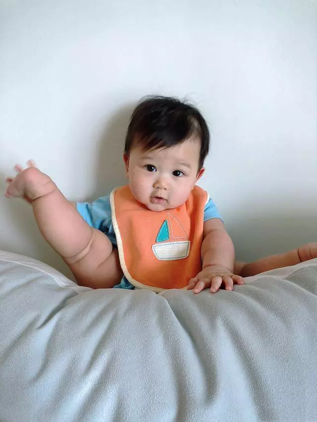 胡杏兒曬澳門旅行照,並吐槽兒子太重,自己的腰都快斷了
