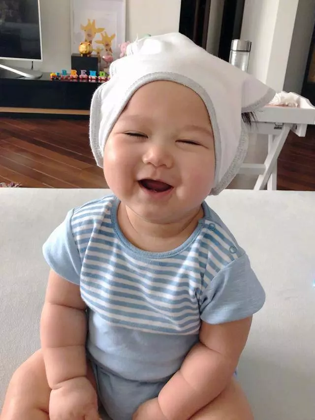 胡杏兒曬澳門旅行照,並吐槽兒子太重,自己的腰都快斷了
