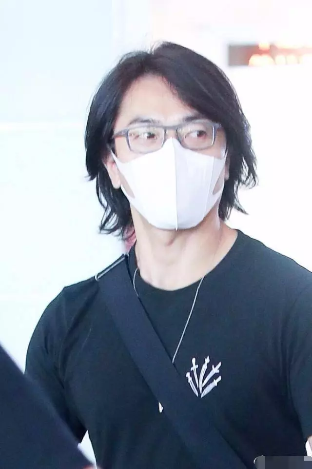 51歲鄭伊健一身黑帥到爆,看到下面愣住了這「裙子」真時髦
