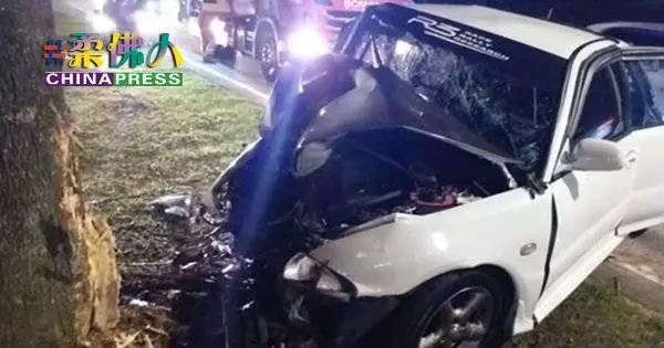 轎車撞大樹 青年司機遭夾斃