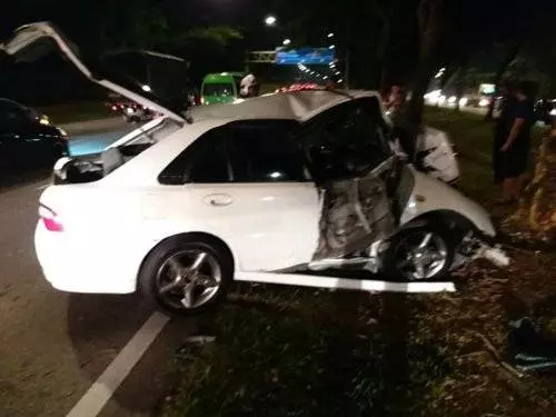 轎車撞大樹 青年司機遭夾斃