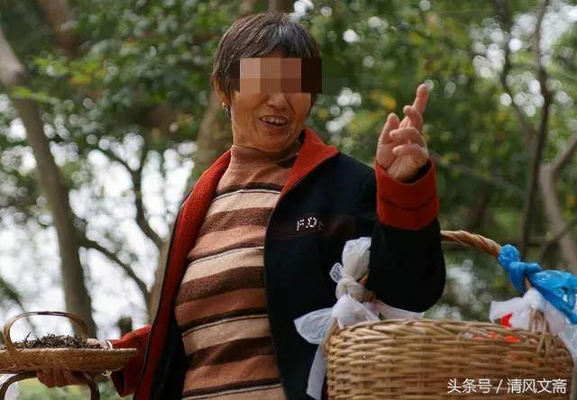 9歲男孩帶妹妹玩耍,遇見老奶奶問路,亂指一個方向卻救了妹妹命