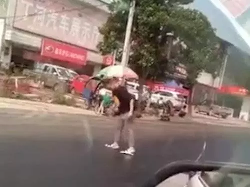 熱到馬路融化 行人寸步難移
