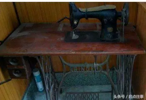 婆婆去世把房子給了愛佔便宜的大嫂,只給我一台破舊的縫紉機,打開後我淚流滿面