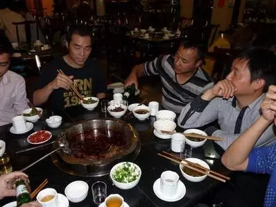 自從被同事嘲笑「妻管嚴」一氣之下就把手機關了隔天看到老婆發來的「簡訊」,他瞬間淚崩