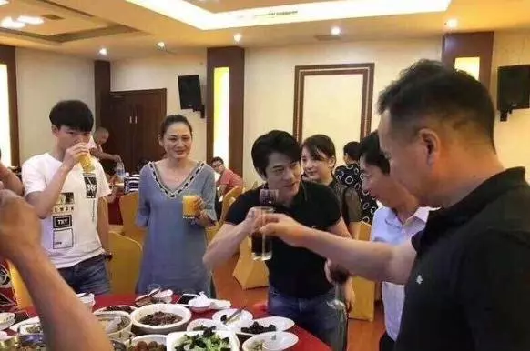 郭富城飛上海約會嬌妻方媛,女方深夜戴墨鏡,網友:怕人認不出?