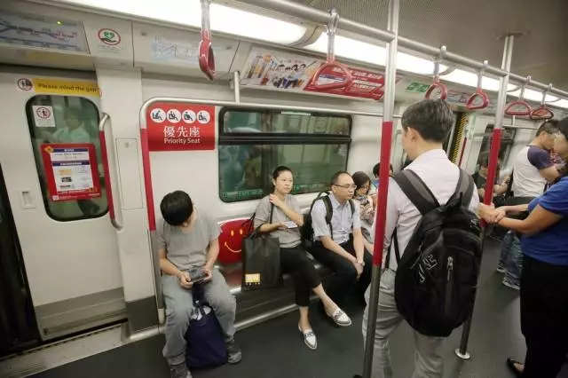 港孕婦坐港鐵關愛座被內地人質疑是扮大肚 委屈站起 導致大量出血,胎盤失救