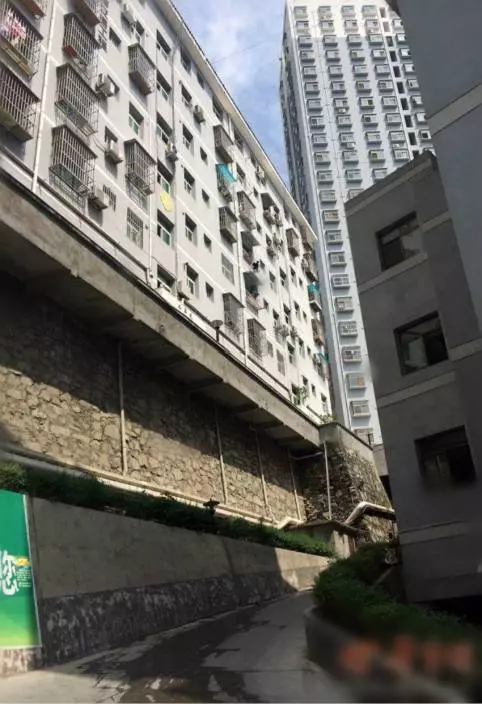 離奇買新屋裝修入住,住了20天,女子找上門:你住的是我家,你家在對面
