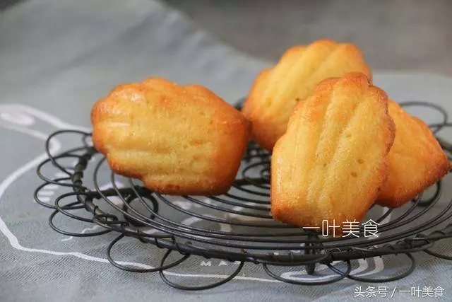 最簡單的蛋糕,材料一拌就好,外酥內軟,孩子說好好吃