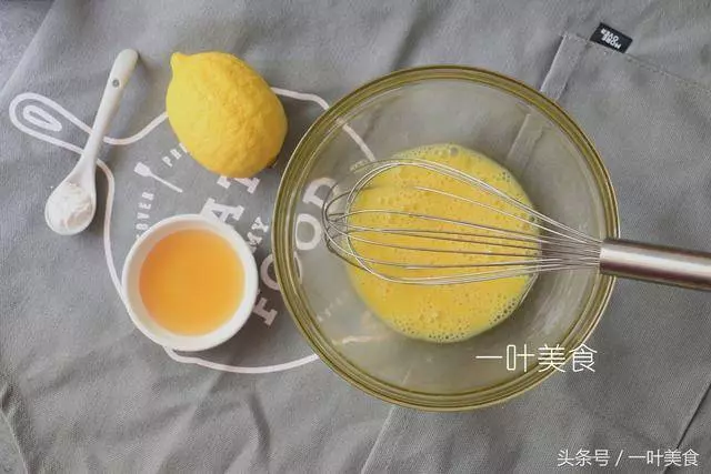 最簡單的蛋糕,材料一拌就好,外酥內軟,孩子說好好吃
