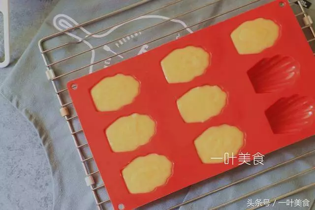最簡單的蛋糕,材料一拌就好,外酥內軟,孩子說好好吃