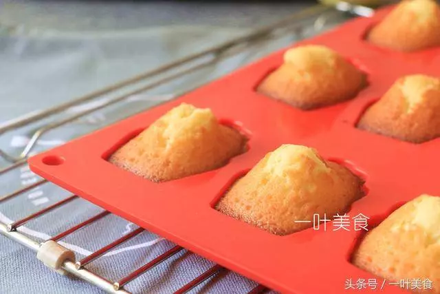最簡單的蛋糕,材料一拌就好,外酥內軟,孩子說好好吃