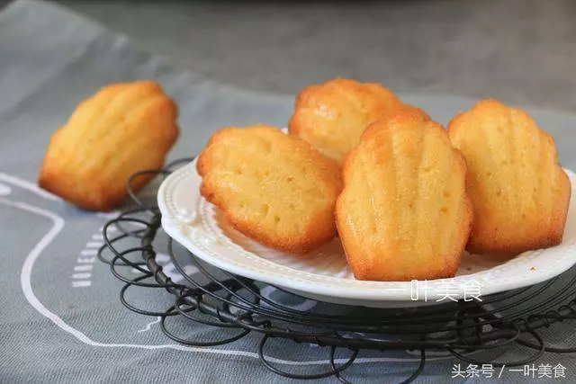 最簡單的蛋糕,材料一拌就好,外酥內軟,孩子說好好吃
