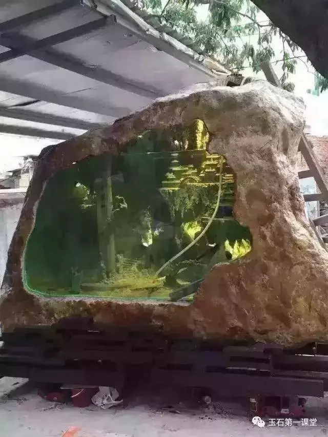 138噸玉石做的魚缸,不時發出奇幻光芒,至今專家們沒有估出這件作品的價格 -