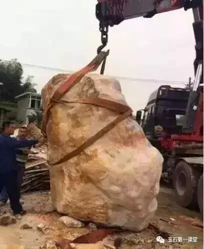 138噸玉石做的魚缸,不時發出奇幻光芒,至今專家們沒有估出這件作品的價格 -
