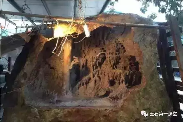 138噸玉石做的魚缸,不時發出奇幻光芒,至今專家們沒有估出這件作品的價格 -