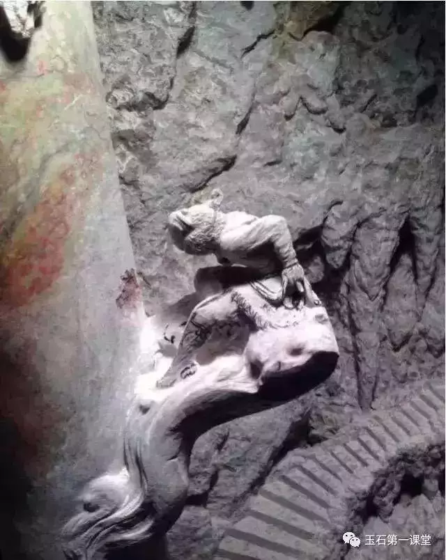 138噸玉石做的魚缸,不時發出奇幻光芒,至今專家們沒有估出這件作品的價格 -