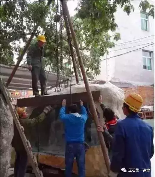 138噸玉石做的魚缸,不時發出奇幻光芒,至今專家們沒有估出這件作品的價格 -