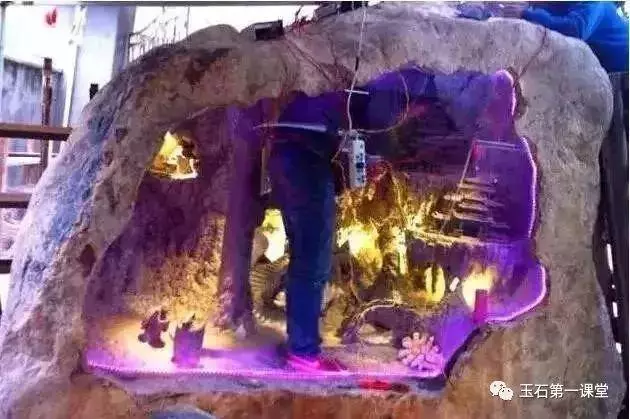 138噸玉石做的魚缸,不時發出奇幻光芒,至今專家們沒有估出這件作品的價格 -