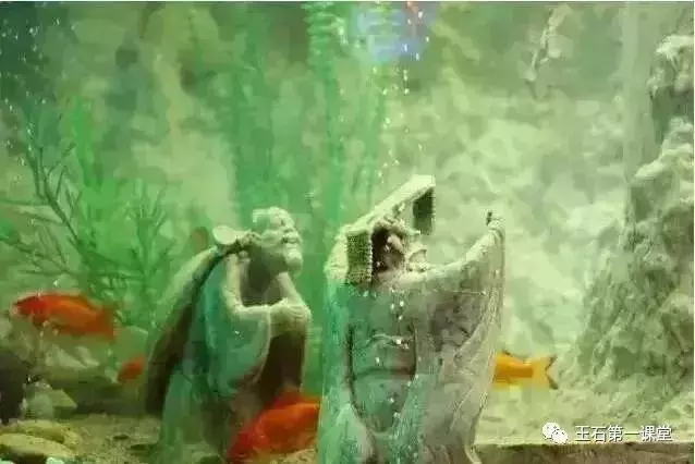 138噸玉石做的魚缸,不時發出奇幻光芒,至今專家們沒有估出這件作品的價格 -