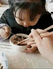 「孩子,放下工作養不起你,拿起工作陪不了你。」其實,你所有的不容易,孩子都懂