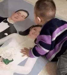 「孩子,放下工作養不起你,拿起工作陪不了你。」其實,你所有的不容易,孩子都懂